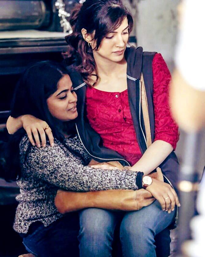 Kriti Sanon and Ashwiny Iyer Tiwari on the sets of Bareilly Ki Barfi