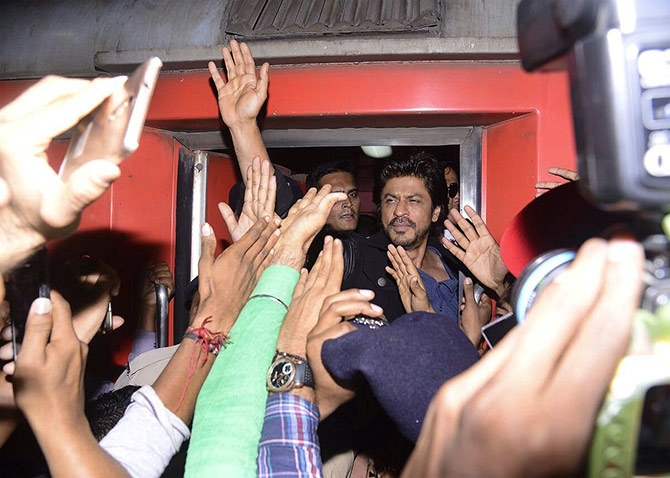 Image result for srk promoting raees in train