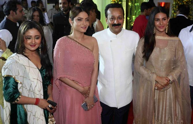 PIX: Salman, Iulia At Baba Siddique's Iftar Party - Rediff.com Movies