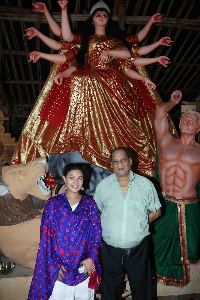 PIX: Kajol, Tanishaa celebrate Durga Puja - Rediff.com movies