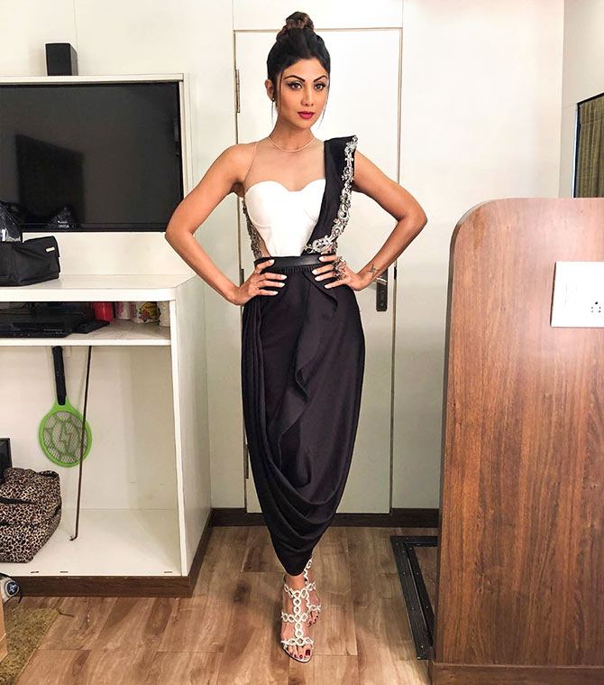 Shilpa Shetty steals the show in a blue and sliver gown ,striking a killer  pose for the paparazzi - YouTube