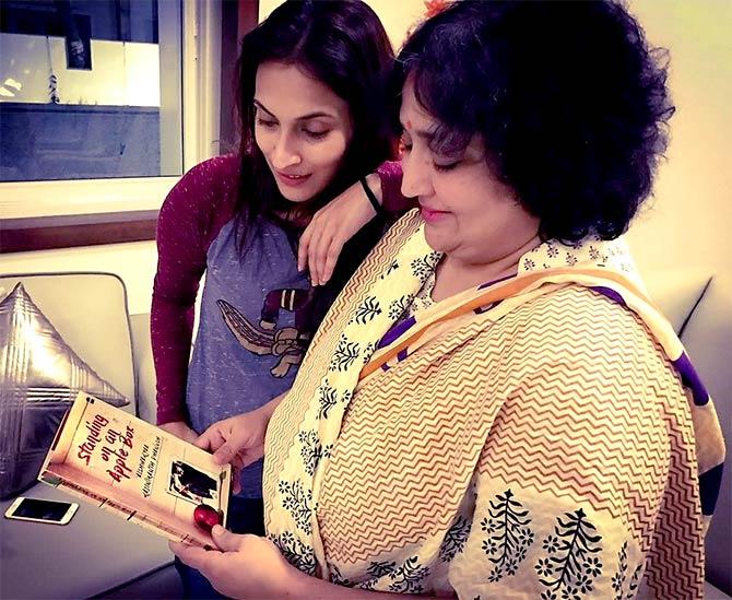 Aishwaryaa with her mother Latha Rajinikanth