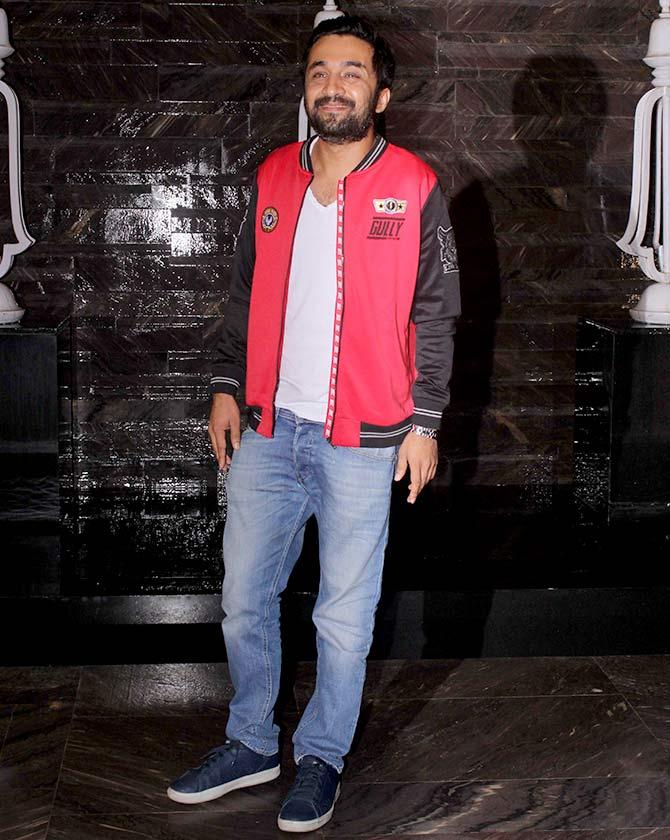 PIX: Kiara parties with Vicky Kaushal - Rediff.com movies