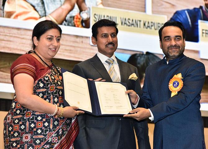 Smriti Irani and Colonel Rathore present the Special Mention Award to Pankaj Tripathi for his role in Newton.