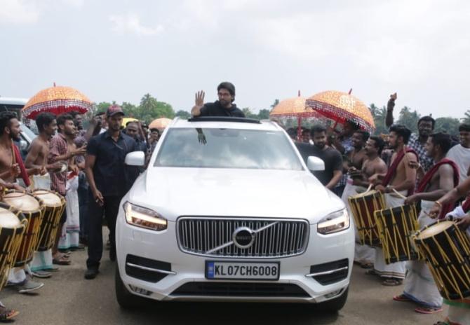 Drummers herald Allu Arjun's arrival at Kochi airport