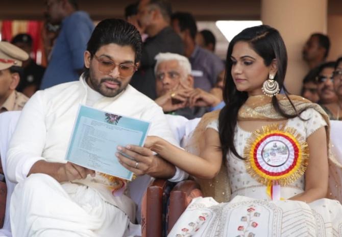 Snehlata Reddy and Allu Arjun study the programme