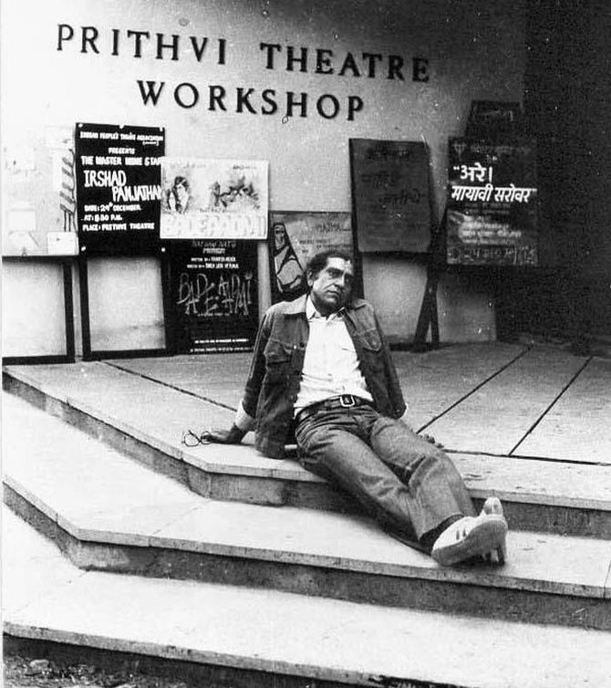 Amrish Puri sitting on the steps of Prithvi Theatre