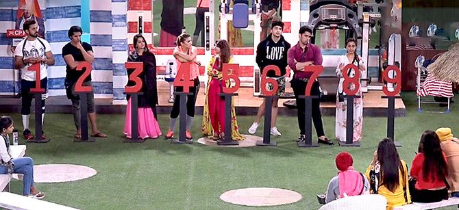 bigg boss 11 extra dose apne tv