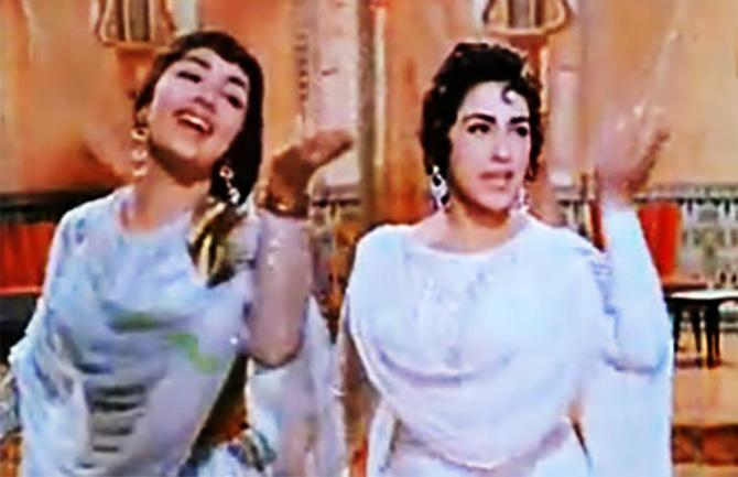 Sadhna and Nimmi in Mere Mehboob