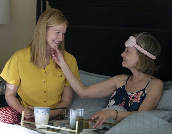Laura Linney and Barbara Garrick in Tales of the City