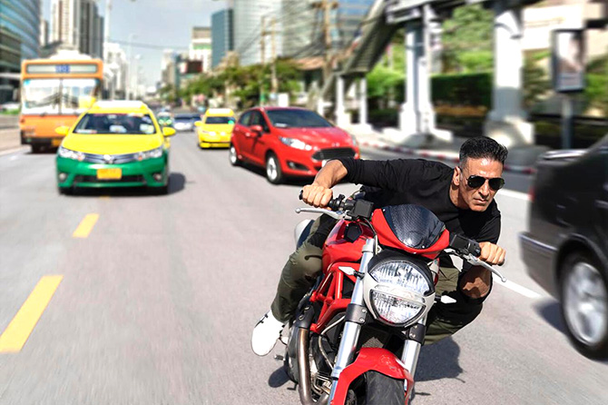 WATCH: Akshay Kumar performs DANGEROUS stunts!