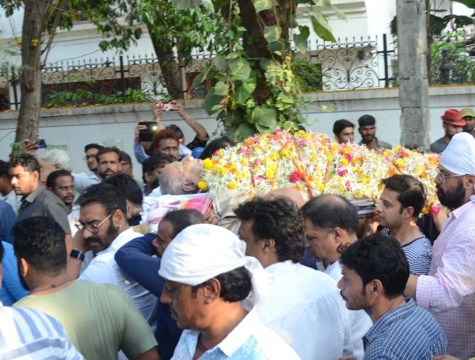 Ajay Devgn lends a shoulder to his father, Veeru Devgan's final journey.