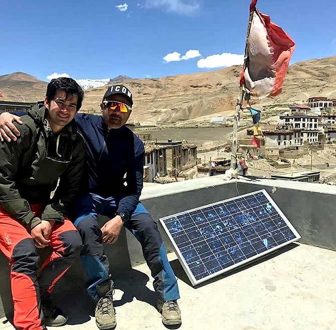 Karan with Sunny on the sets of Pal Pal Dil Ke Paas. Photograph: Kind courtesy Karan Deol/Instagram