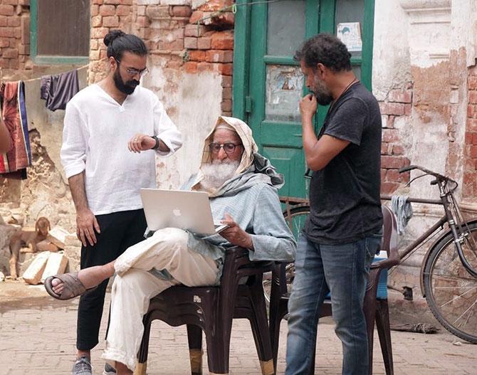 Amitabh Bachchan flanked by Producer Ronnie Lahiri, left, and Director Shoojit Sircar