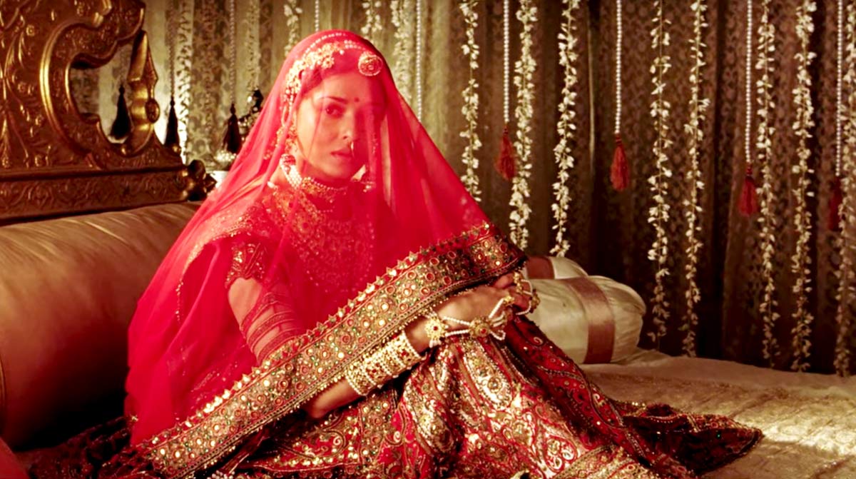 Aishwarya Rai Bachchan and Aaradhya Bachchan Set Stylish Mother-Daughter  Goals in Manish Malhotra Outfits - News18