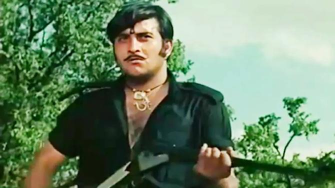 Vinod Khanna in Mera Gaon Mera Desh