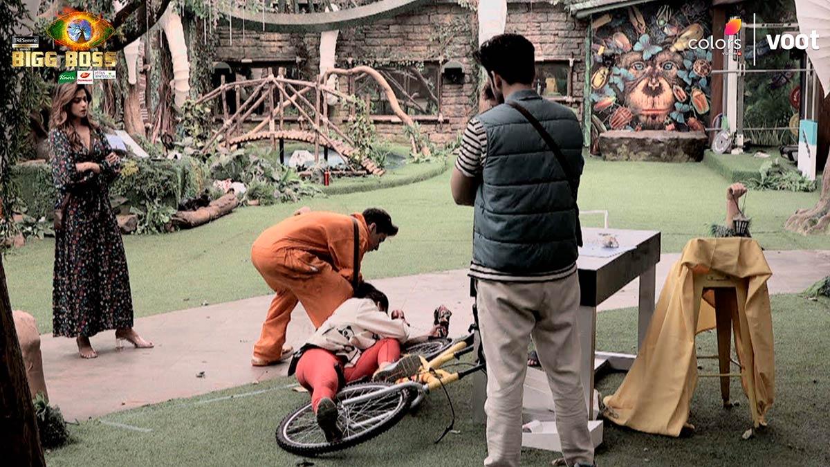 Bigg Boss 15: Pratik gets a nosebleed - Rediff.com movies