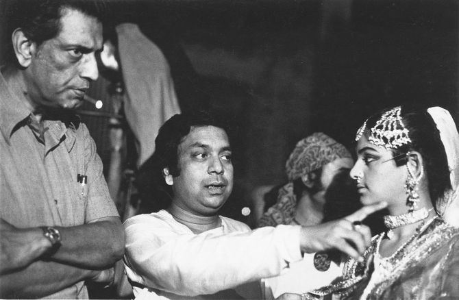 On the sets of Shatranj Ke Khilari, with Satyajit Ray and a student.