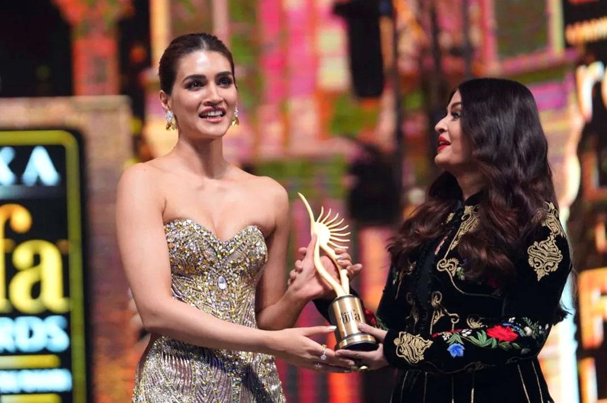 Aishwarya Celebrates Kriti at IIFA