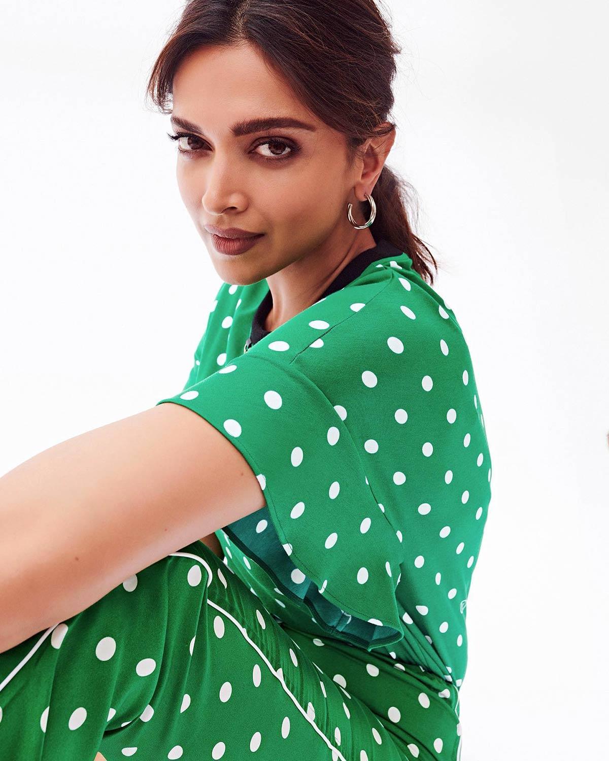 Deepika padukone hot sale hoop earrings