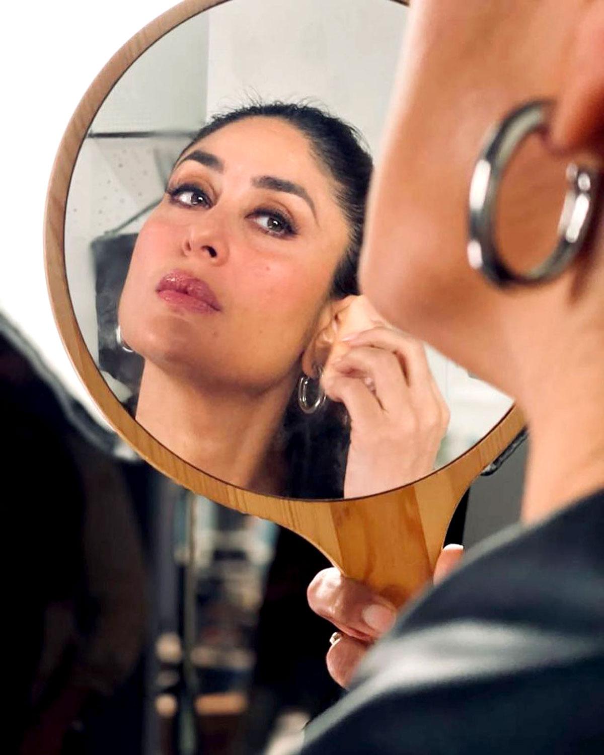 Why's Kareena saying, 'Good looks good looks' - Rediff.com