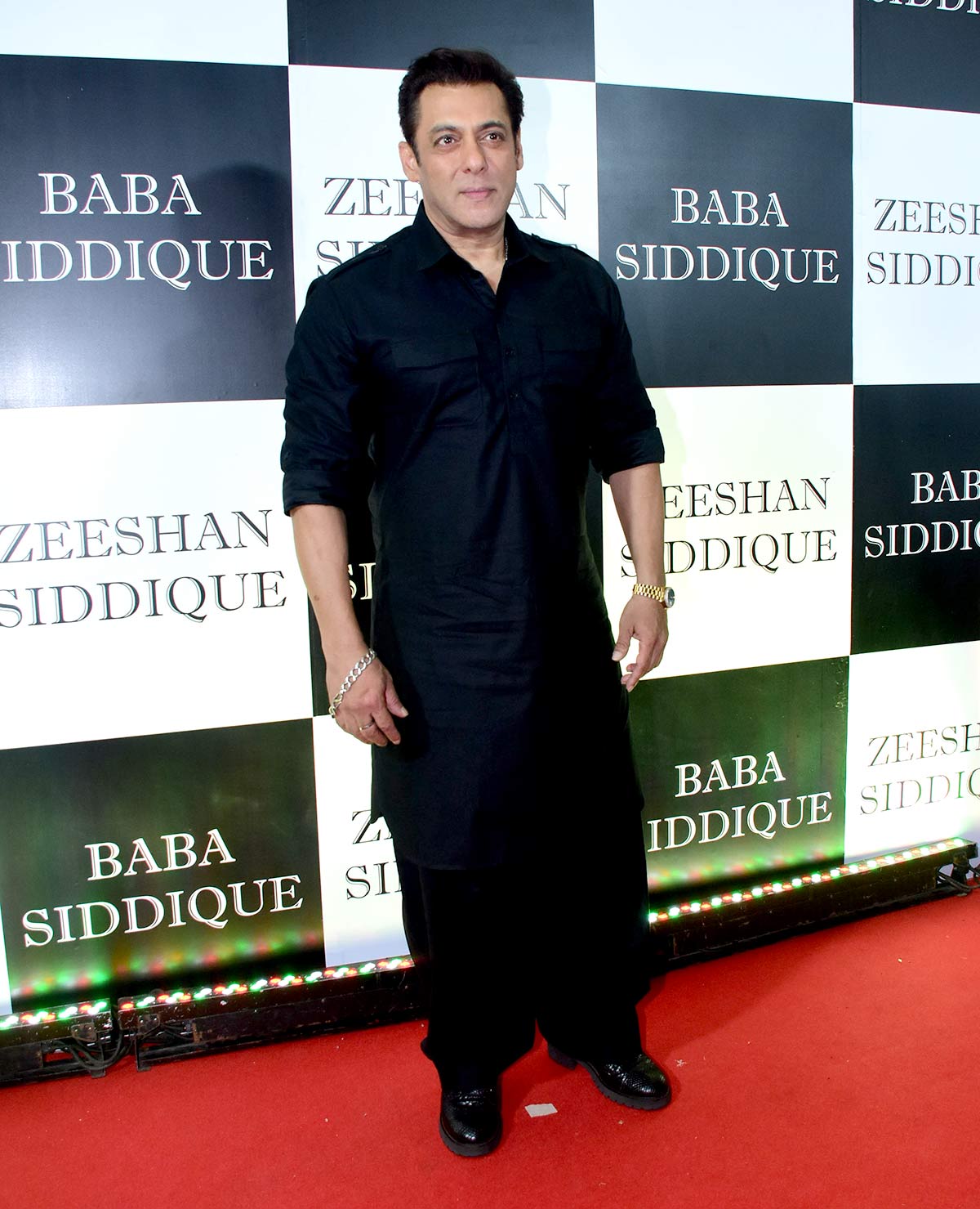 Salman-Pooja Attend Iftar Party – Rediff.com movies
