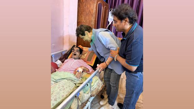 Jeetendra and Johny Lever visited Jr Mehmood earlier this week
