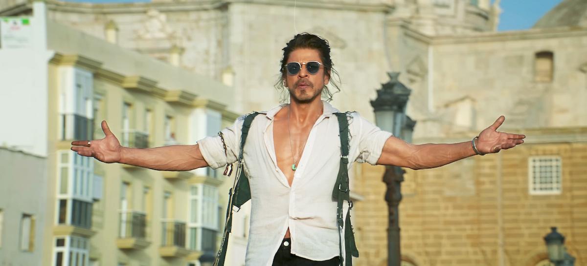 Shah Rukh Khan stops traffic outside Mannat, does his signature pose for  fans as they gear up for Pathaan's TV premiere