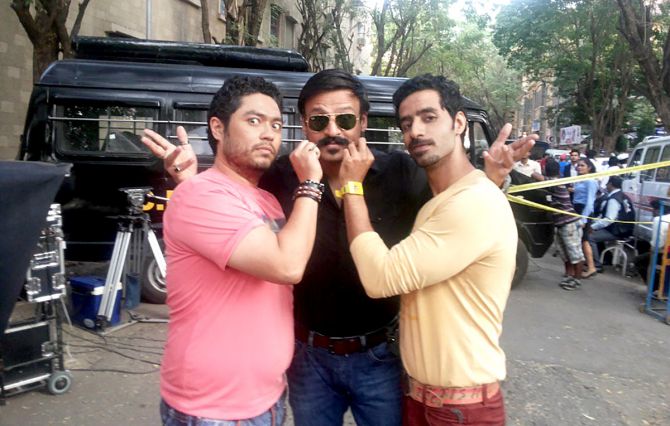 Bhuvan Arora with co-stars Vivek Anand Oberoi and Vikram Thapa on the sets of Bank Chor. 