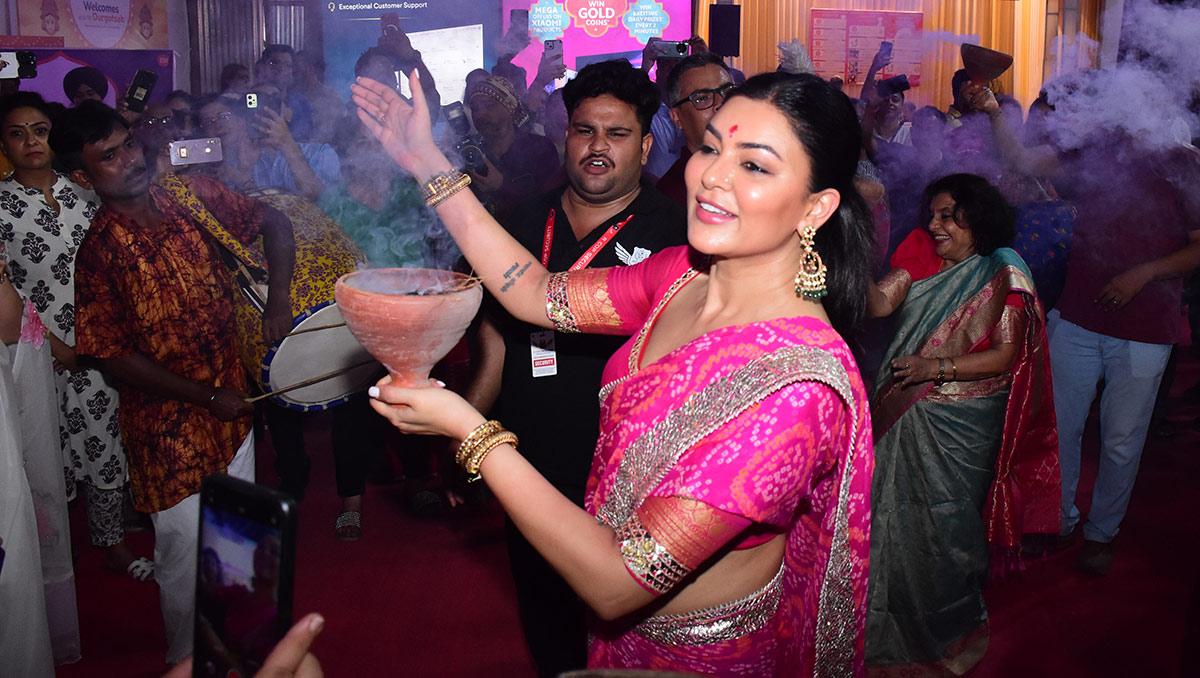 Rani, Kajol, Sushmita Celebrate Durga Pooja - Rediff.com Movies