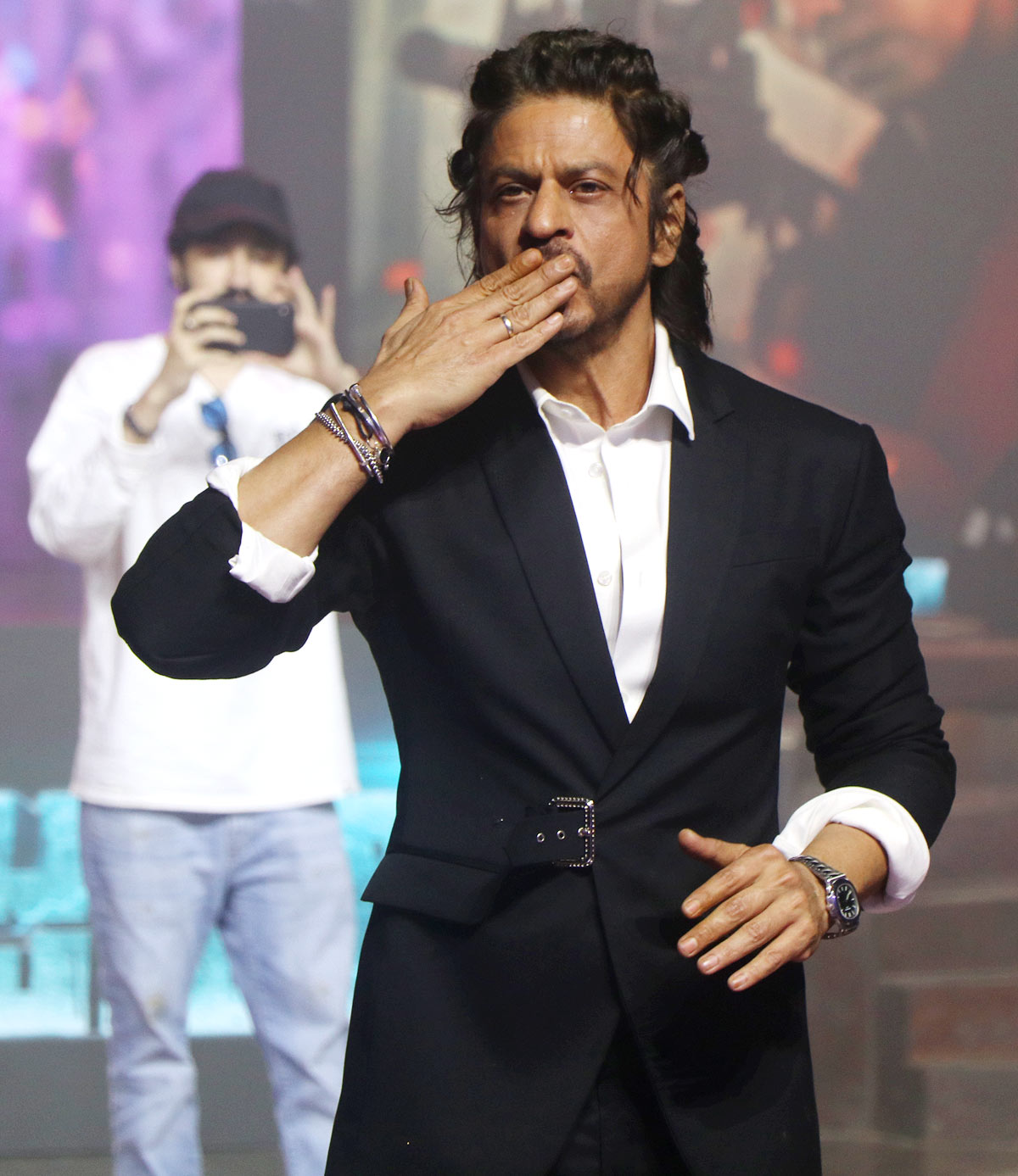 Pathaan` star Shah Rukh Khan shakes hands, blows flying kisses to fans in  Delhi
