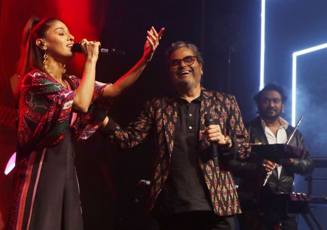 Sunidhi and Vishal Bhardwaj performing on stage