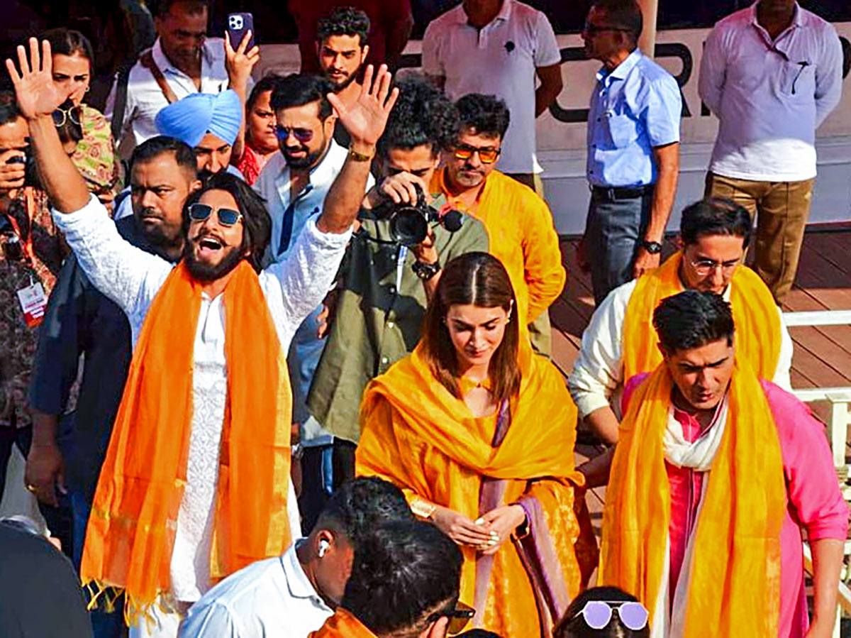 WATCH: Ranveer-Kriti’s Day Out In Varanasi