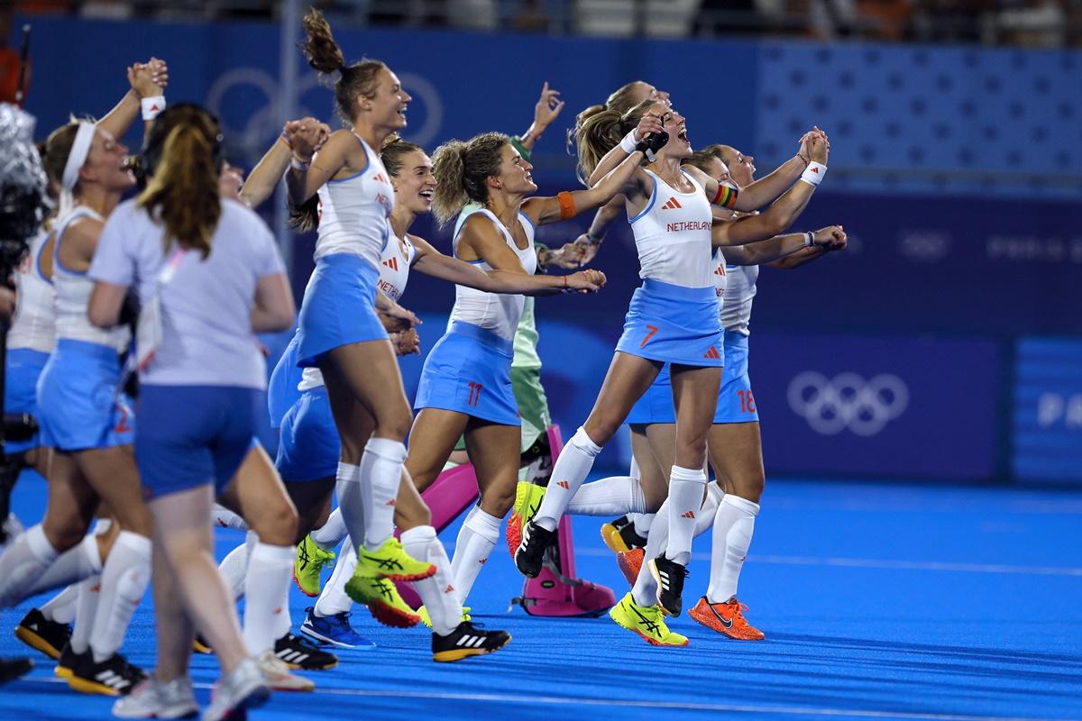 The Netherlands players celebrate victory over China in the Olympics women's hockey final at Yves-du-Manoir Stadium, Colombes, on Friday.