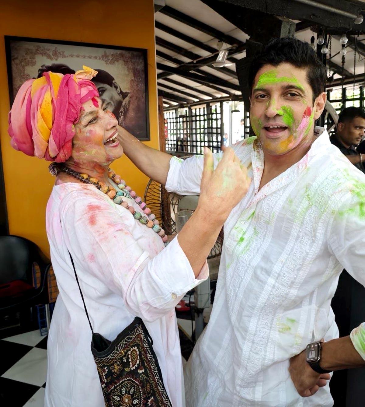 Farhan-Shibani At Shabana-Javed’s Holi Bash