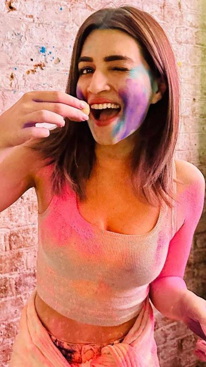 14 Bollywood Stars Playing Holi