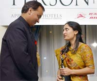 Sonal Shah receives the award from Minister of State for External Affairs Digvijay Singh