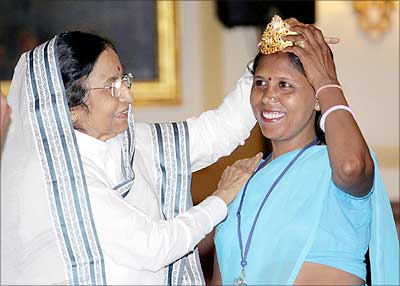 Pratibha Patil with Usha Chomar, who was crowned at the New York show of the United Nations Economic and Social Council at the International Year of Sanitation 2008 recently.