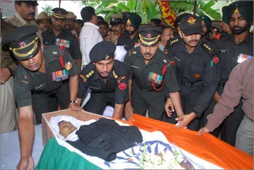 Tearful adieu to martyred soldiers