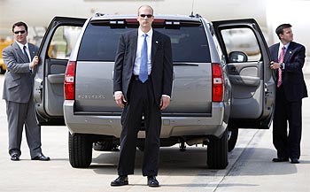 Secret Service agents await the arrival of Obama, alongside his SUV at Raleigh-Durham airport