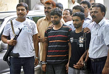 Police officials with Javed (Centre) and Ashiq (second Right), the suspected Hizbul militants, who were recently arrested in Delhi