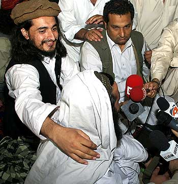 Pakistan Taliban chief Hakimullah Mehsud with his arm around Baitullah Mehsud