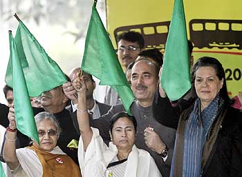 Sonia Gandhi, Ghulam Nabi Azad, Mamata Banerjee, Sheila Dikshit flag off the Red Ribbon Express