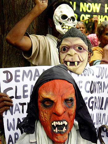 Bhopal gas tragedy victims demanding life-long pension for the victims and clean up of the hazardous waste stored in the factory premises in Bhopal, in New Delhi