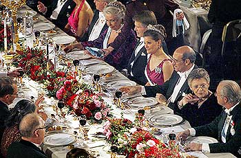 Guests and honourees join the Swedish royal family at the 2008 Nobel banquet in the Blue Hall