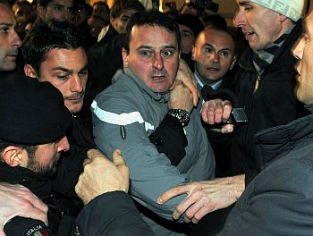 Police apprehend Tartaglia after Berlusconi was attacked in Milan