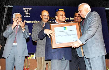 Siddharth gets the Helen Keller Award from Union minister Kapil Sibal