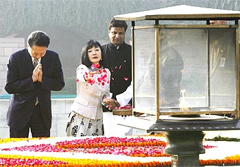 Japan's Prime Minister Yukio Hatoyama and his wife Miyuki Hatoyama (Centre) at the Mahatma Gandhi memorial at Rajghat in New Delhi