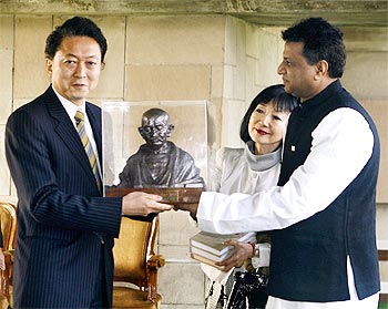 Japanese Prime Minister Yukio Hatoyama and his wife receive a bust of Mahatma Gandhi at Rajghat, New Delhi, on Tuesday