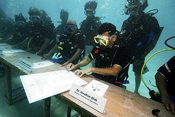 Underwater cabinet meeting in Maldives